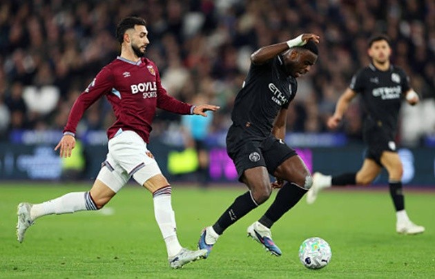 Marc Guehi – 6.9 điểm: Thi đấu cực kỳ chắc chắn ở khâu phòng ngự. Có nhiều pha đánh chặn và thu hồi bóng thành công; anh đọc trận đấu quá tốt. Đáng tiếc là Guehi đã bỏ lỡ một cơ hội mười mươi ở cuối trận, tình huống có thể mang về trọn vẹn 3 điểm cho Man City.