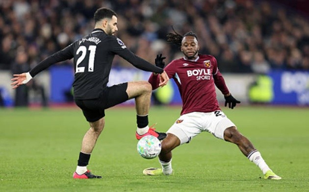 Rayan Ait-Nouri – 7.2 điểm: Thường xuyên có bóng và liên tục nỗ lực rê dắt vượt qua người theo kèm. Bị thay ra trong hiệp hai khi Man City cần sự đột phá lớn hơn, nhưng nhìn chung anh đã hoàn thành xuất sắc nhiệm vụ khóa chặt Jarrod Bowen.