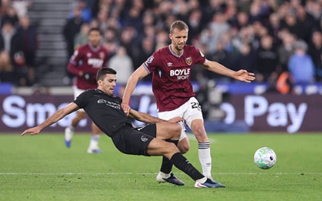 Rodri – 7.2 điểm: Đóng vai trò nhạc trưởng điều tiết từ tuyến dưới. Rodri có mặt ở gần như mọi điểm nóng trên sân, nhưng những nỗ lực của anh lại không được các đồng đội xung quanh đền đáp xứng đáng.