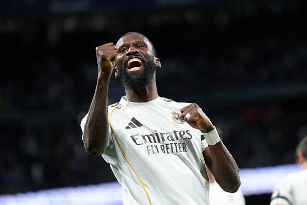 Antonio Rudiger - 7.7 điểm: Thể hiện sự chuyên nghiệp và vững chãi tuyệt đối nơi hệ thống phòng ngự, tự thưởng cho mình một bàn thắng trước khi được rút ra nghỉ.