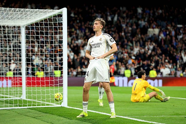 Dean Huijsen - 7.8 điểm: Trung vệ trẻ này đã có một trận đấu chói sáng. Trực tiếp đóng góp một bàn thắng và thể hiện sự điềm tĩnh đáng kinh ngạc trong các pha xử lý phòng ngự.