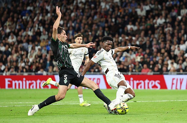 Aurelien Tchouameni - 7 điểm: Thi đấu chắc chắn ở khu vực giữa sân. Xử lý bóng gọn gàng và hoàn thành tốt nhiệm vụ thu hồi bóng trước khi rời sân nhường chỗ cho đồng đội.