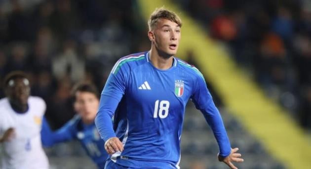 Pio Esposito được Arsenal và MU tranh mua.