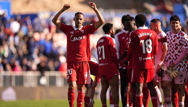 Sao Seviila nỗ lực tìm cách chống đỡ Barcelona.