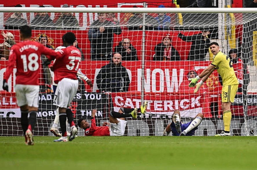 Tình huống gây tranh cãi khi Mings có những tác động khiến Diallo ngã trong vòng cấm.