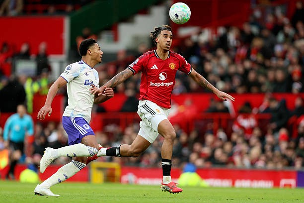 Leny Yoro - 6.9 điểm: Có một ngày thi đấu vô cùng vất vả trước các chân sút đội khách. Thường xuyên tỏ ra thất thế trong các pha tranh chấp tay đôi, mắc sai số ở khâu kèm người và phải nhận một thẻ vàng.