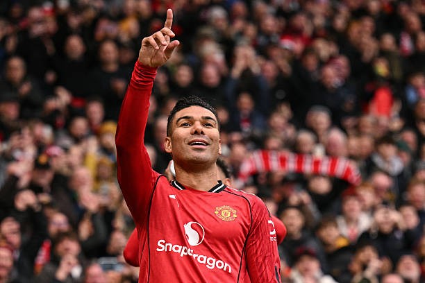 Casemiro - 7.6 điểm: Trực tiếp khai thông thế bế tắc bằng một pha đánh đầu thành bàn tuyệt đẹp. Dù phải nhận một thẻ vàng, tiền vệ người Brazil đã đóng vai trò cực kỳ quan trọng trong việc kiểm soát tuyến giữa trước khi được rút ra nghỉ.