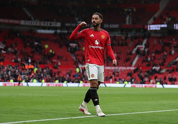 Matheus Cunha - 7.7 điểm: Phô diễn bản năng sát thủ nhạy bén với pha xâm nhập vòng cấm thông minh, đón đường chuyền của Fernandes và tung ra cú dứt điểm đẳng cấp thế giới để tái lập thế dẫn bàn cho Quỷ đỏ.