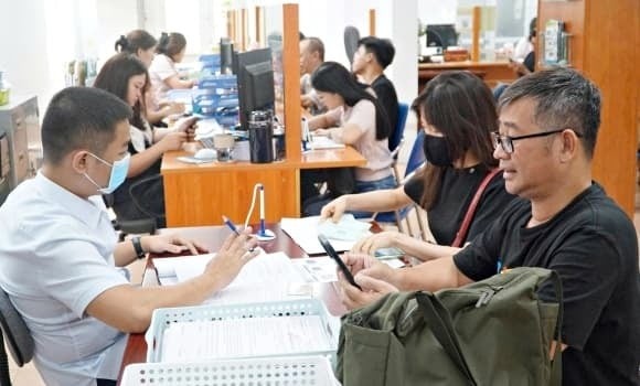 Song song với đó, Nghị định 293/2025/NĐ-CP cũng đã điều chỉnh mức lương tối thiểu vùng áp dụng từ ngày 1/1/2026.