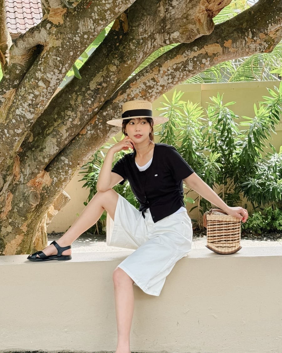 Những món đồ như áo sơ mi trắng, áo khoác đen hay túi xách màu nâu có thể sử dụng trong nhiều năm mà vẫn trông hiện đại.