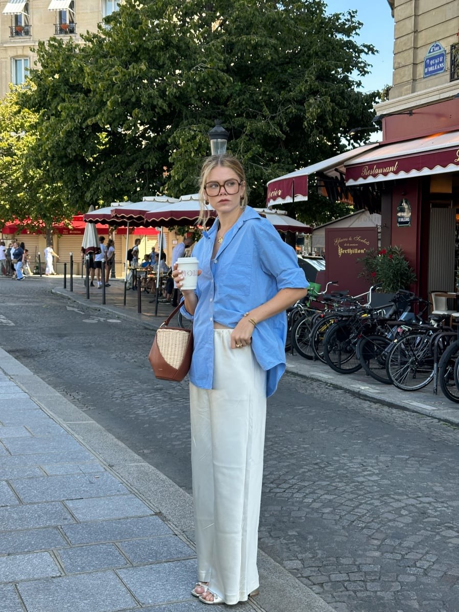 Khi đi cùng màu trắng, tổng thể trang phục trở nên sáng sủa và nhẹ nhàng hơn.