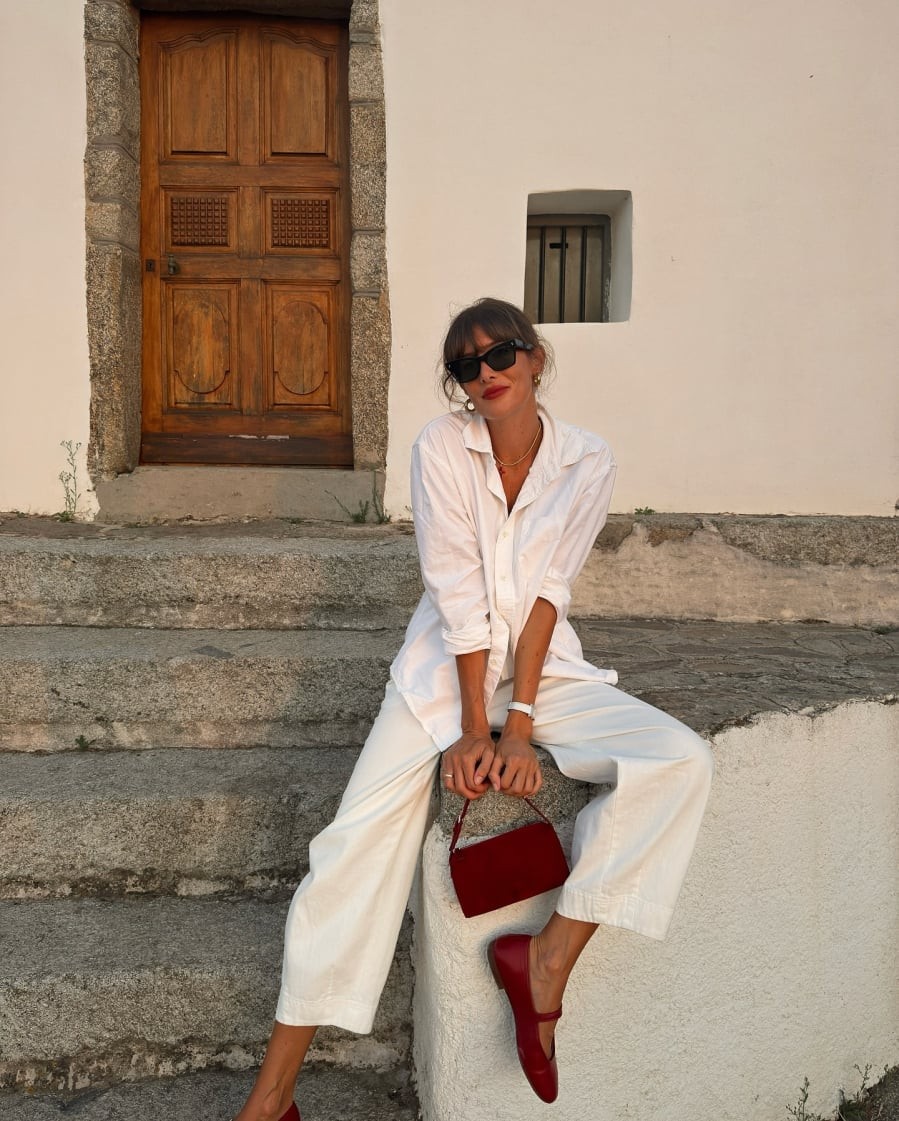 Cách phối này giúp màu sắc trở thành điểm nhấn nhỏ nhưng hiệu quả, khiến bộ đồ trông sinh động hơn mà vẫn giữ được vẻ tinh tế.