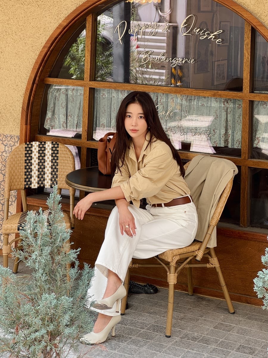  Thay vì thu hút ánh nhìn bằng những tông màu chói, phong cách này tập trung vào sự tự tin, điềm tĩnh và phong thái trưởng thành.