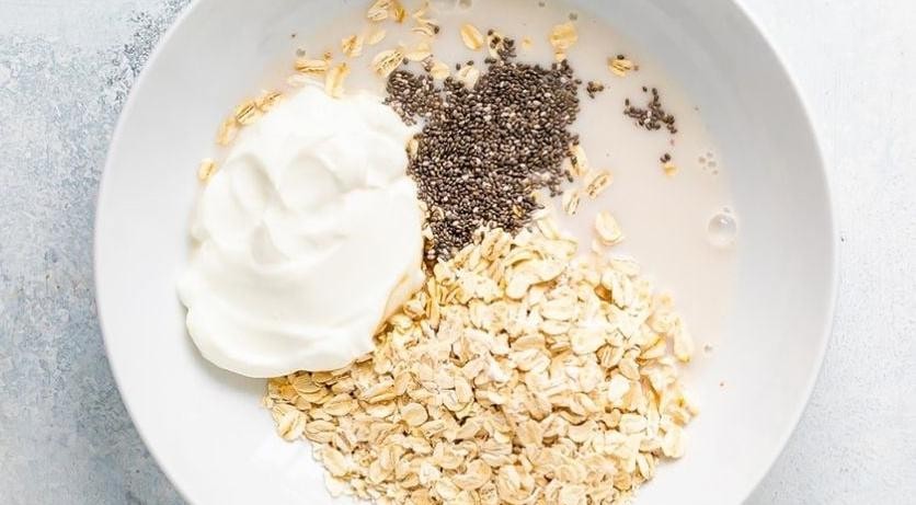 Bột yến mạch xay mịn có thể hoạt động như một chất tẩy tế bào chết vật lý nhẹ, giúp loại bỏ lớp sừng cũ mà không gây ma sát quá mạnh.