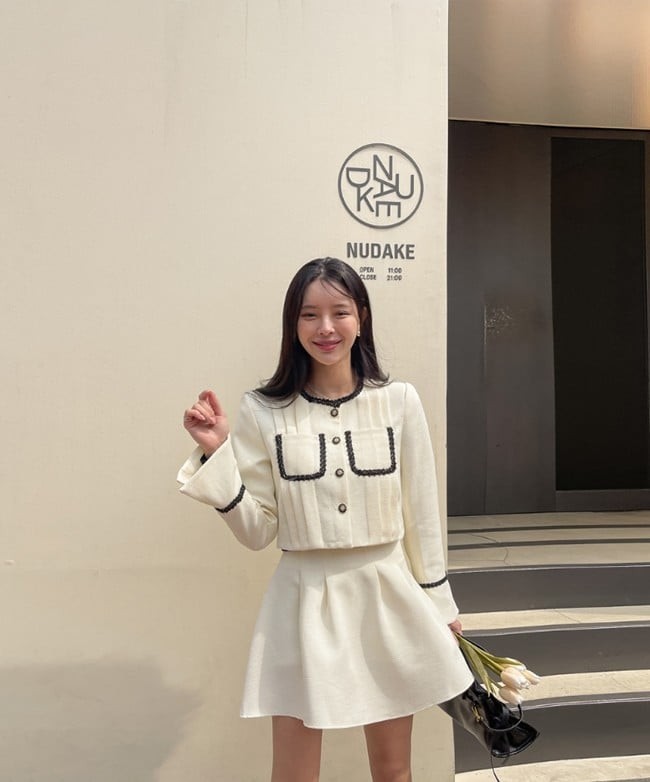 Khi diện đồ trắng, yếu tố quyết định nằm ở chất liệu và phom dáng đứng form vừa phải để tránh cảm giác mỏng manh kém tinh tế.