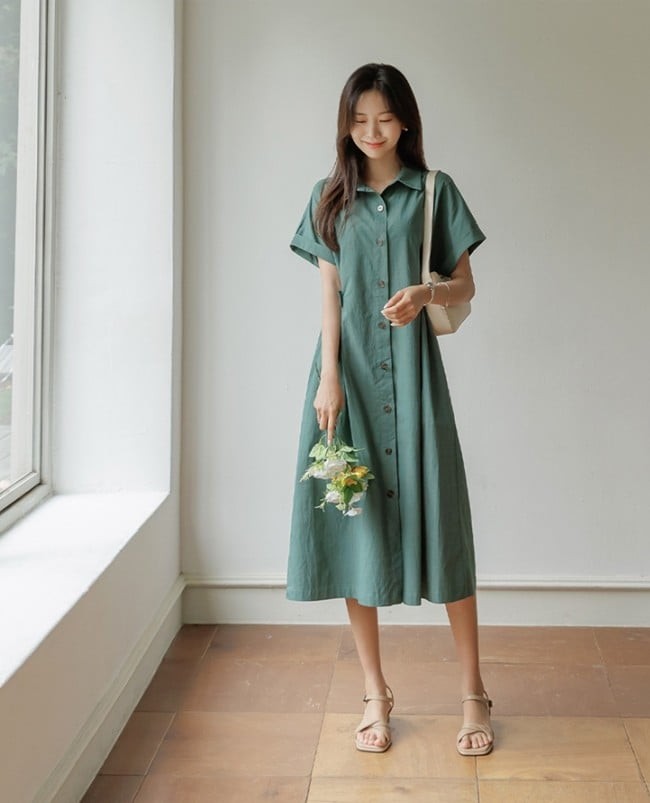 Độ dài midi hoặc chạm mắt cá chân thường đem lại cảm giác “quý cô” rõ rệt hơn so với váy ngắn. 