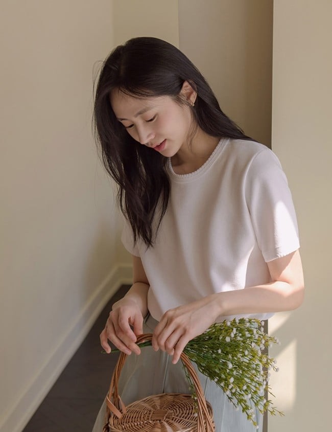 Mùa Hè, khi lớp áo khoác dày không còn cần thiết, các item nền tảng này càng phát huy vai trò chủ đạo.