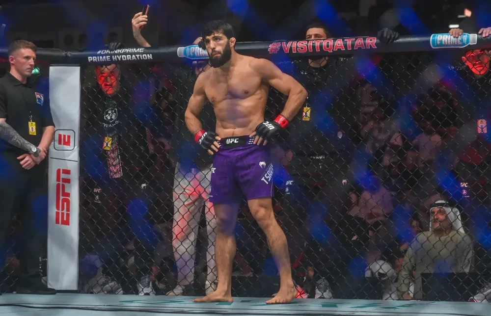 Eddie Hearn (trái) và Tom Aspinall tại buổi họp báo ở London.