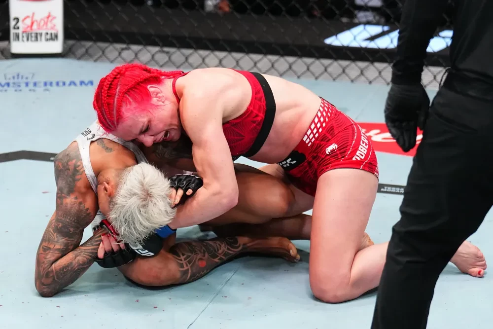 Gillian Robertson đấm Amanda Lemos tại UFC Vegas 114