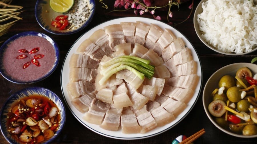 Sau khi thịt luộc chín, bạn không nên vớt thịt ra để thái ngay mà hãy để thịt nghỉ thêm vài phút.