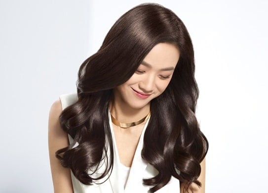  Nhiệt độ cao tác động trực tiếp lên sợi tóc có thể khiến tóc khô, giòn và dễ gãy hơn.