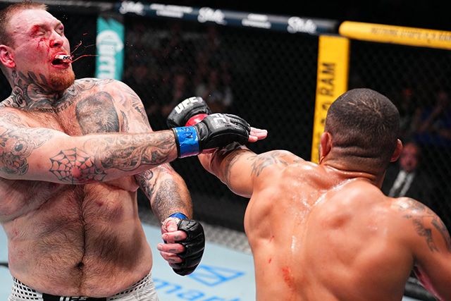 Steven Asplund với gương mặt đẫm máu sau trận đấu