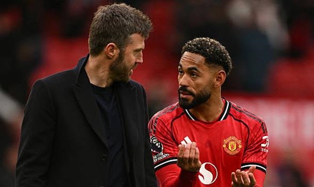 Michael Carrick sắp xếp Matheus Cunha đá tiền đạo lệch trái.