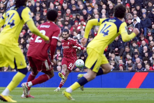 Dominik Szoboszlai (7.9 điểm): Ngôi sao sáng nhất trận với cú sút phạt thành bàn vô cùng đẹp mắt. Anh di chuyển không mệt mỏi để hỗ trợ cho cả mặt trận tấn công lẫn phòng ngự.