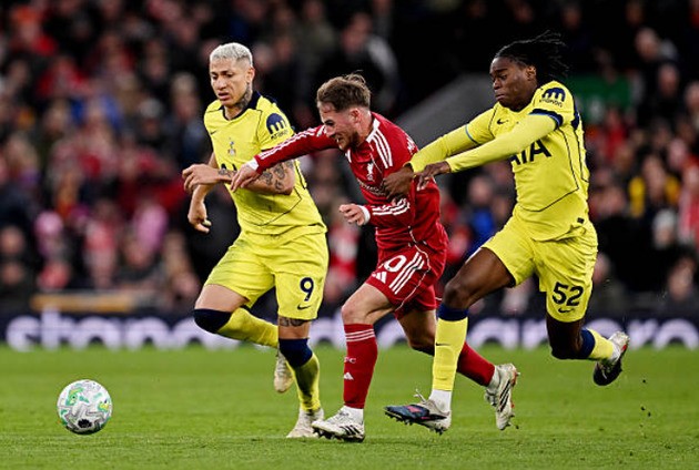 Alexis Mac Allister (6.6 điểm): Tiền vệ người Argentina thiếu đi sự thanh thoát và cơ động thường thấy. Anh gặp khó trước lối đá áp sát nhanh và đầy quyết liệt từ phía Tottenham.