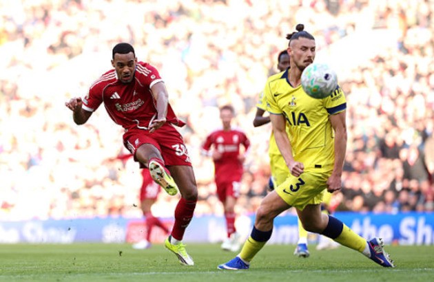 Ryan Gravenberch (6.8 điểm): Cầu thủ người Hà Lan thi đấu nỗ lực ở khu vực trung tuyến. Dù vậy anh vẫn chưa thực sự tạo ra tầm ảnh hưởng rõ nét lên trận đấu.