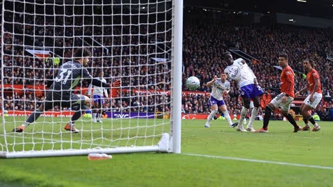 Villa không bị từ chối bàn thắng trước MU.