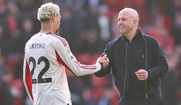 Slot để Ekitike ngồi dự bị trước Spurs.