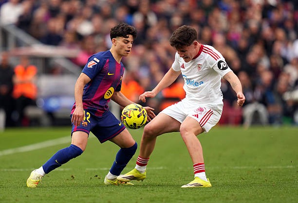 Xavi Espart - 6.7 điểm: Một buổi chiều thi đấu chật vật trong lần hiếm hoi được đá chính. Thường xuyên bị các cầu thủ tấn công của Sevilla vượt qua và không thể hiện được sự năng nổ bên hành lang cánh phải.