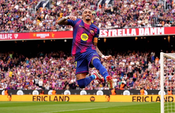 Raphinha - 9.3 điểm: Cầu thủ xuất sắc nhất trận đấu. Tiền đạo người Brazil là cơn ác mộng thực sự với hàng thủ Sevilla khi liên tục khuấy đảo và gieo rắc sự hỗn loạn. Thực hiện thành công cả hai quả phạt đền và hoàn tất cú hat-trick siêu hạng để mang về chiến thắng đậm đà cho đội chủ sân Camp Nou.