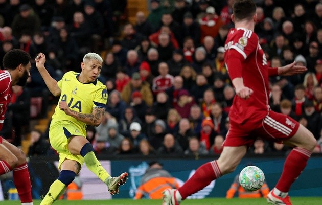 Richarlison sút tung lưới Liverpool.