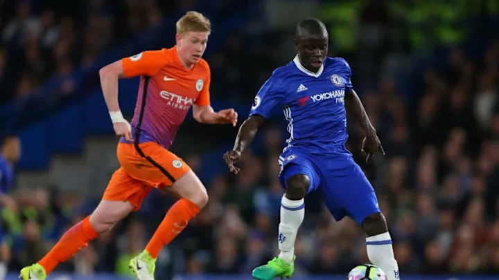 Kante khóa chặt nhạc trưởng Manchester City.
