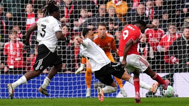 Forest tiếp tục vô duyên trước khung thành.