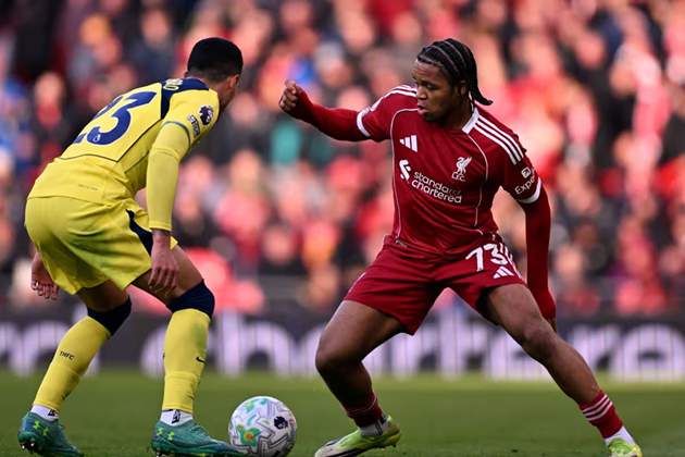 Ngumoha có màn ra mắt Ngoại hạng Anh khá ấn tượng trong màu áo Liverpool.