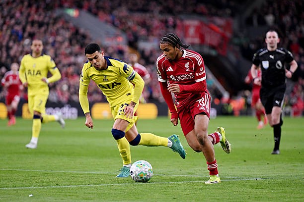 Ngumoha liên tục làm khó Pedro Porro.