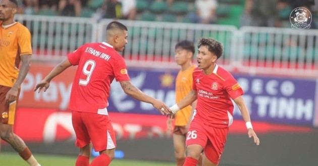 Khoa Ngô tỏa sáng trong màu áo Công an TP.HCM.