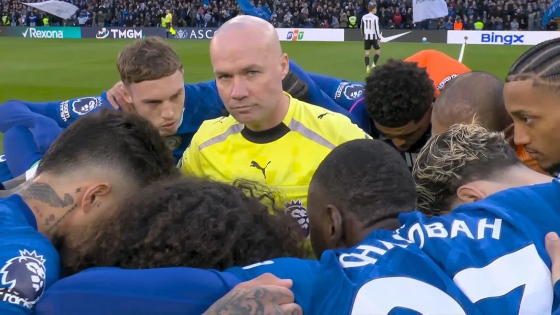 Trọng tài Paul Tierney trở thành tâm điểm chỉ trích vì đứng giữa vòng tròn hội ý của các cầu thủ Chelsea.