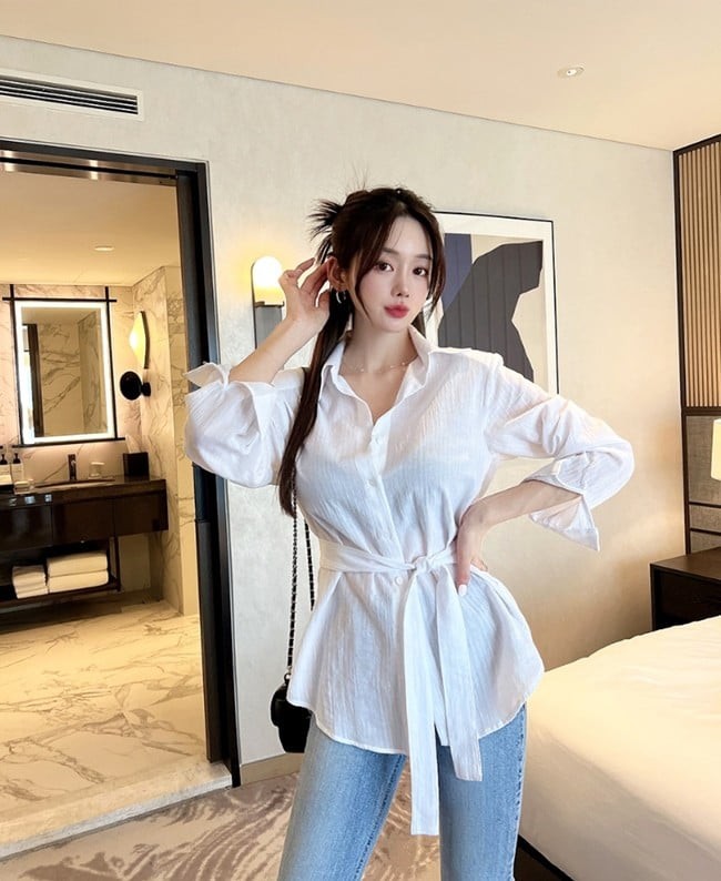 So với sơ mi cổ điển, phiên bản có đai thắt tạo cảm giác duyên dáng và linh hoạt hơn, dễ ứng dụng từ môi trường công sở đến những buổi dạo phố.