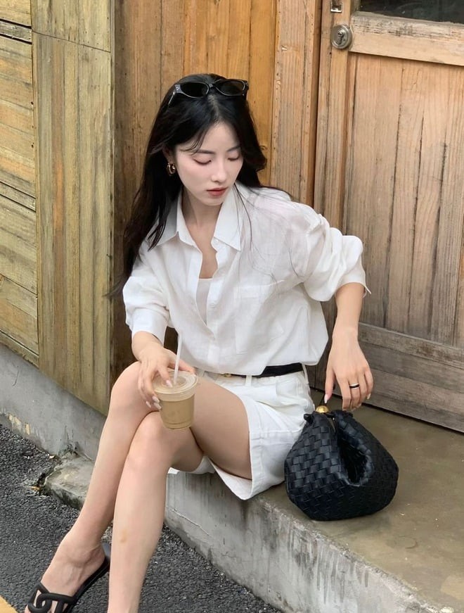 Thiết kế tối giản cùng màu sắc trung tính giúp chiếc áo này dễ dàng phù hợp với nhiều phong cách khác nhau.