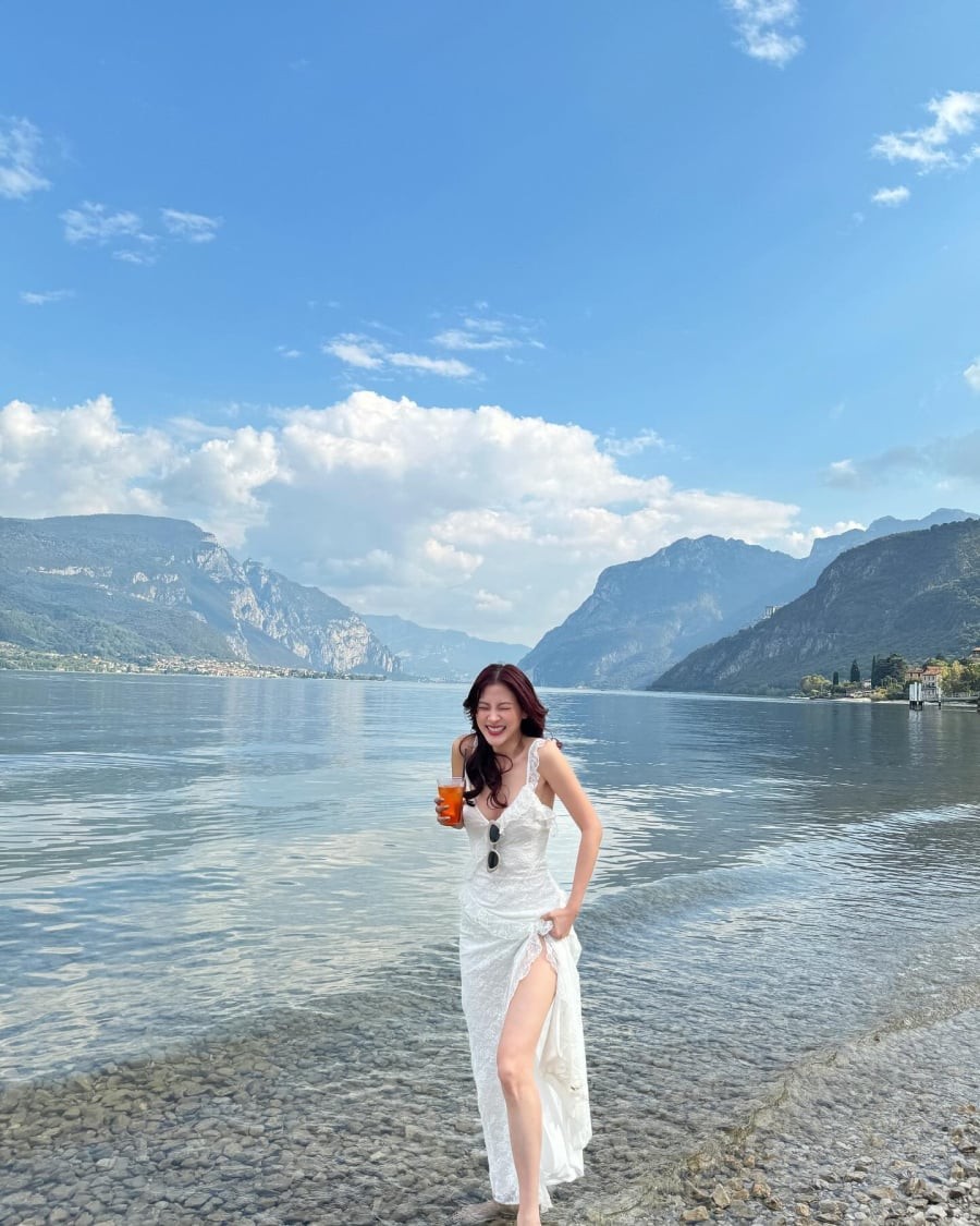 Baifern thường phối chiếc váy nữ tính này cùng giày sneaker trắng, tạo nên sự kết hợp thú vị giữa mềm mại và năng động.