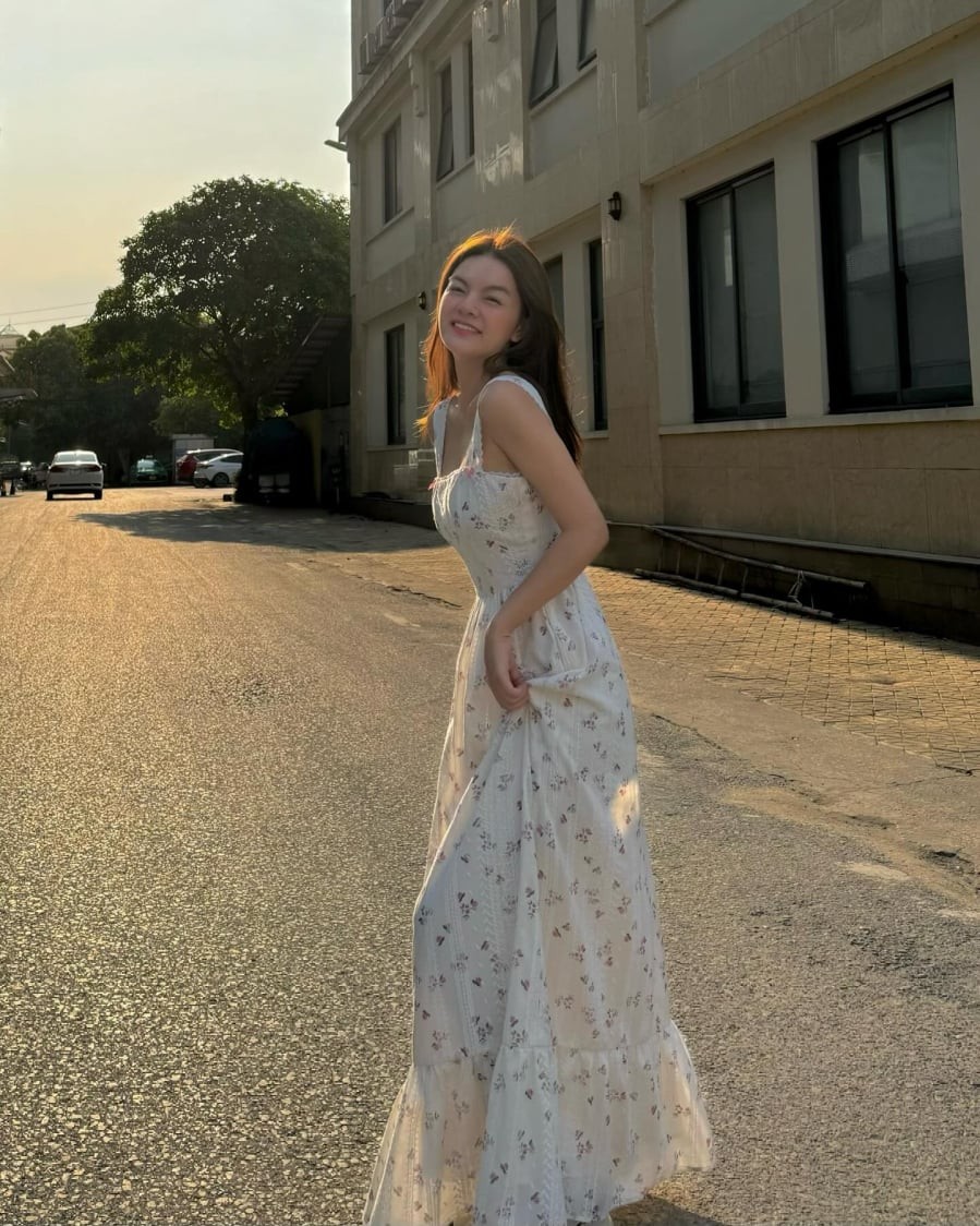 Những chiếc váy có phần chiết eo rõ ràng luôn được xem là lựa chọn lý tưởng để tạo hiệu ứng vóc dáng cân đối. 