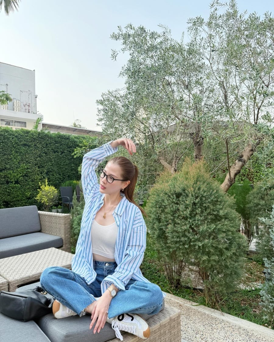 Những phụ kiện nhỏ như dây chuyền hay khuyên tai giúp bộ đồ trở nên sinh động hơn, trong khi giày sneaker trắng vẫn là lựa chọn hoàn hảo để giữ trọn sự trẻ trung cho tổng thể.