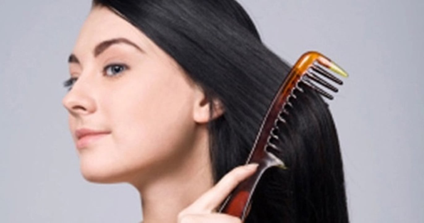 Chải tóc hai lần một ngày, sáng và tối, khoảng 100 lần, chải nhẹ nhàng và đều khắp da đầu. Có thể chải từ trán ra phía sau đầu, rồi đến hai bên thái dương để đảm bảo tuần hoàn máu tốt hơn trên toàn bộ da đầu. (Ảnh minh họa)