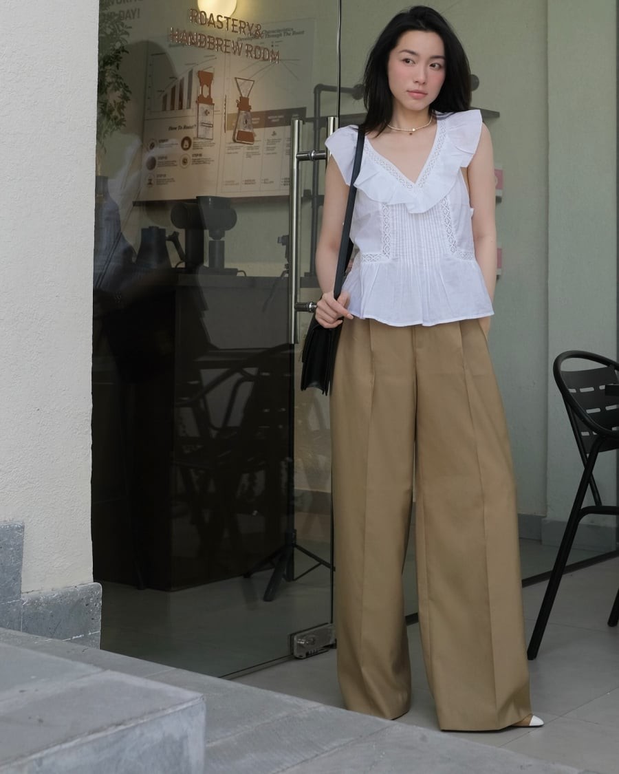 Với độ dài dừng ở trên hông hoặc ngang eo, kiểu áo này tạo cảm giác phần thân trên ngắn lại, từ đó khiến đôi chân trông dài hơn.