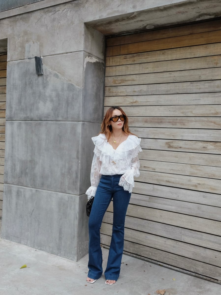 Phần gót giày được giấu khéo léo dưới ống quần khiến người đối diện chỉ nhìn thấy dáng chân thon dài mà khó nhận ra chiều cao thật.