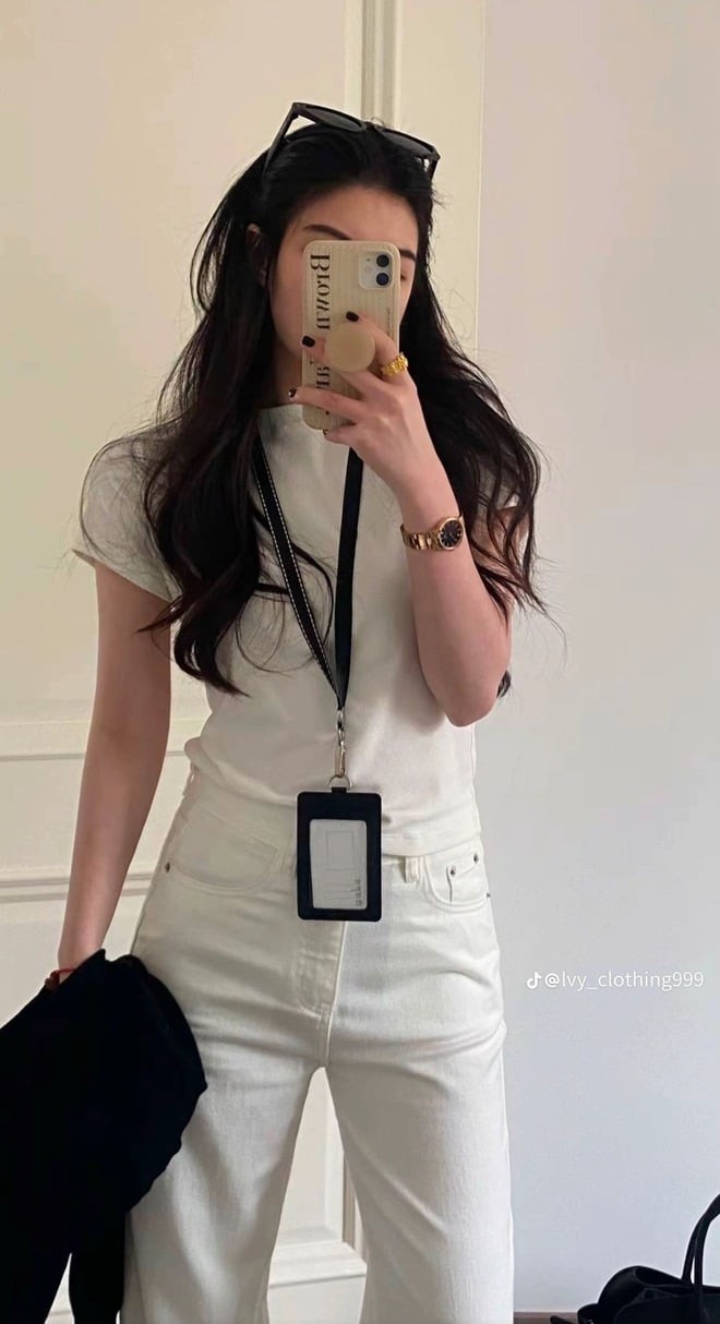 Nếu phối cùng chân váy ngắn hoặc chân váy midi, chiếc áo thun lại mang đến nét nữ tính nhẹ nhàng mà vẫn giữ được sự thoải mái